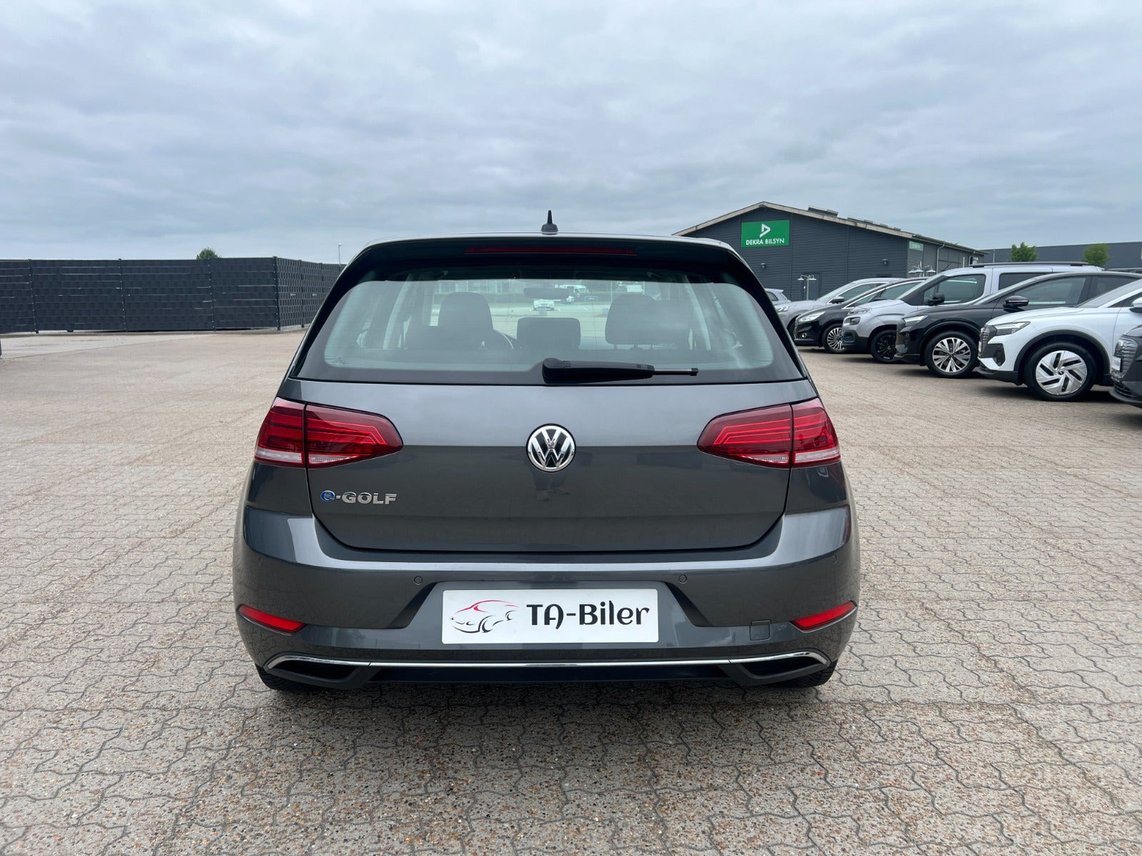 Grå VW e-Golf VII fra 2020 set udefra