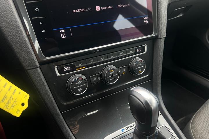 Grå VW e-Golf VII fra 2020 set indefra