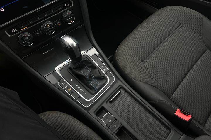 Grå VW e-Golf VII fra 2020