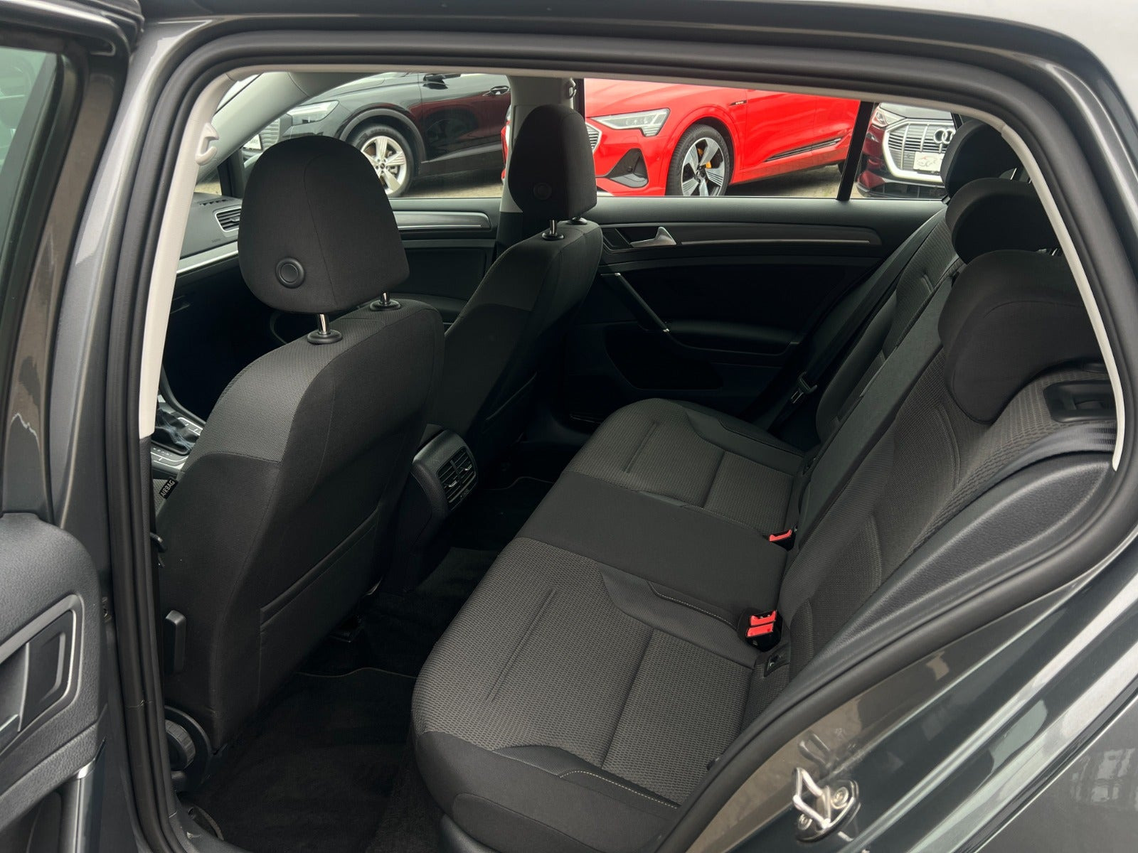 Grå VW e-Golf VII fra 2020