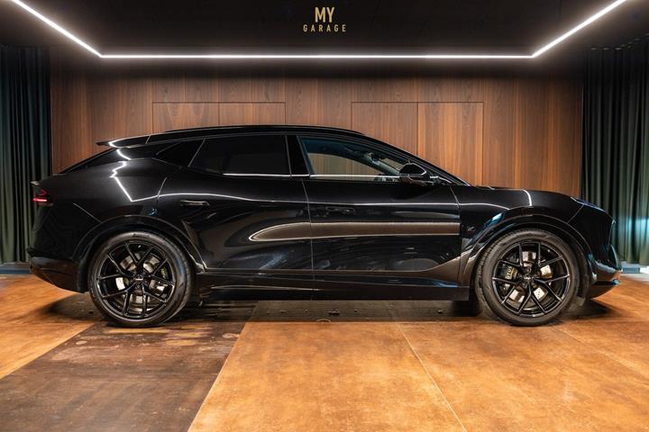 Sort Lotus Eletre fra 2023