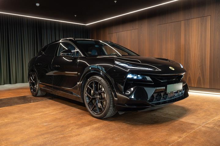 Sort Lotus Eletre fra 2023