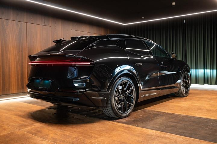 Sort Lotus Eletre fra 2023