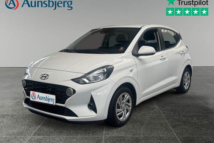 Hvid Hyundai i10 fra 2021 set udefra
