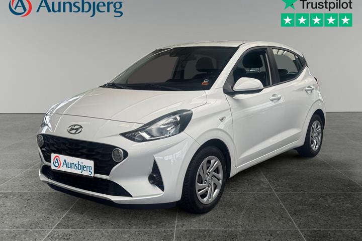 Hvid Hyundai i10 fra 2021 set udefra