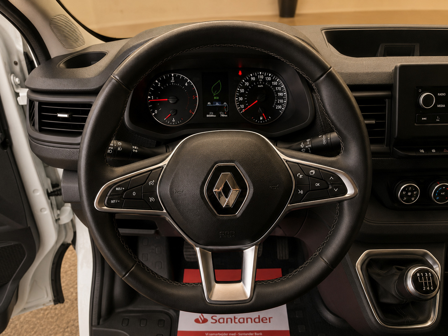 Hvid Renault Trafic fra 2022