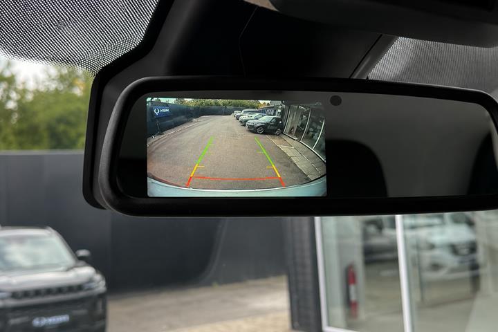 Hvid Renault Trafic fra 2022