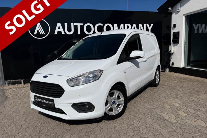 Hvid Ford Transit Courier fra 2021 set udefra