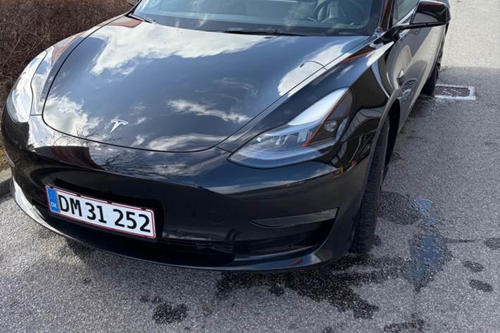 Sort Tesla Model 3 fra 2022 set udefra