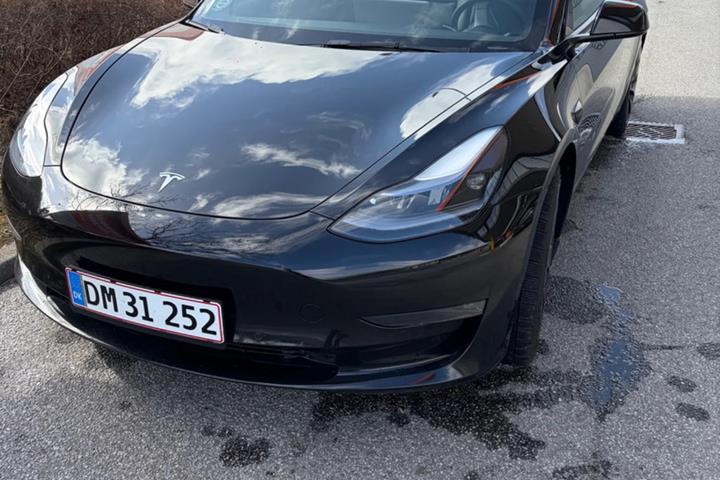 Sort Tesla Model 3 fra 2022 set udefra