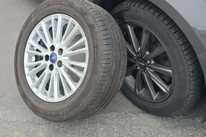 Grå Ford Galaxy fra 2018