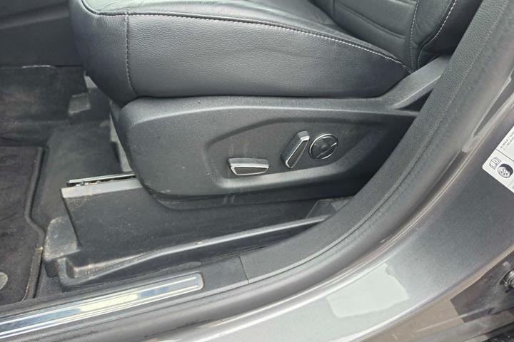 Grå Ford Galaxy fra 2018
