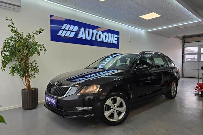 Sort Skoda Octavia fra 2020 set udefra