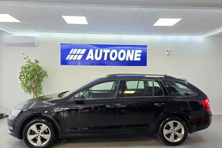 Sort Skoda Octavia fra 2020