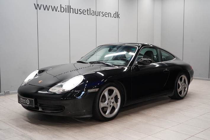 Sort Porsche 911 Carrera fra 2000