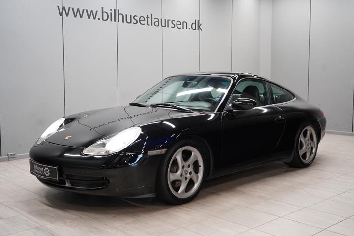 Sort Porsche 911 Carrera fra 2000 set udefra