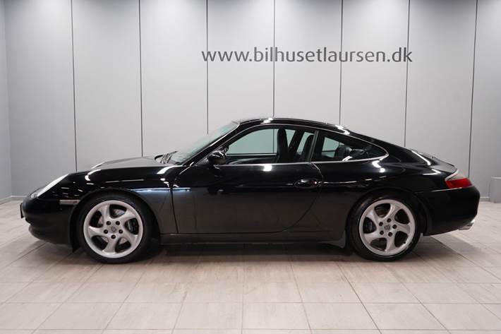 Sort Porsche 911 Carrera fra 2000