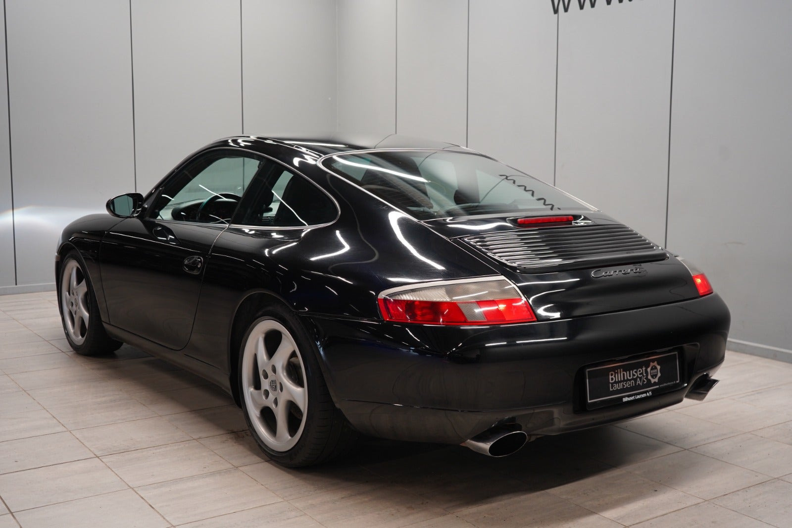 Sort Porsche 911 Carrera fra 2000