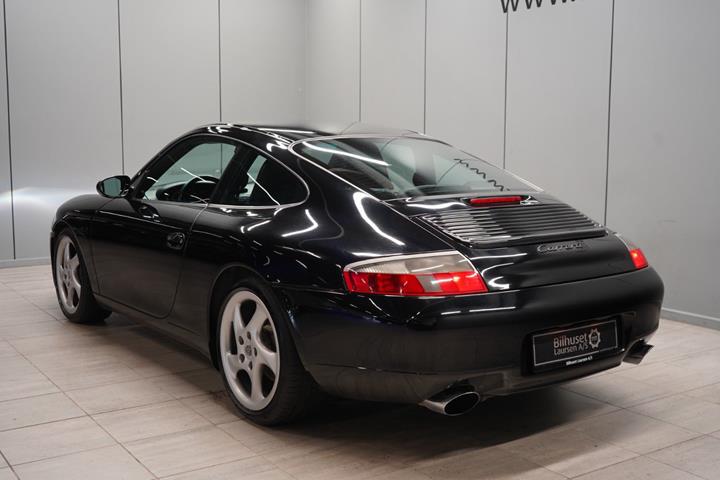 Sort Porsche 911 Carrera fra 2000