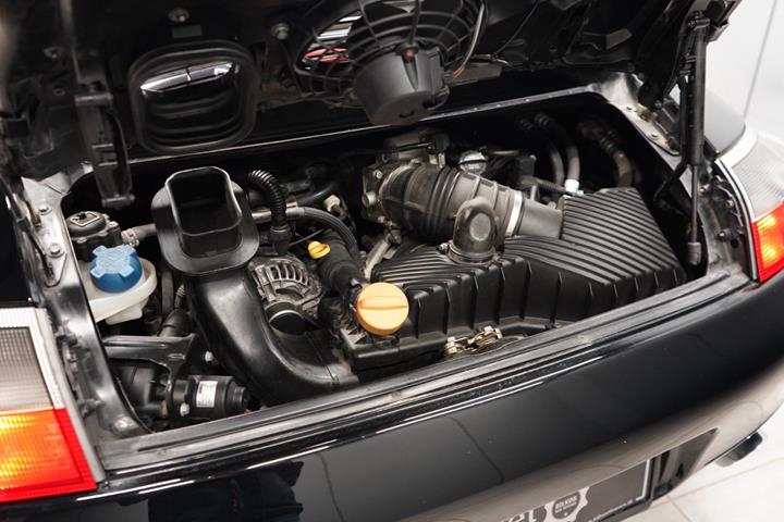 Sort Porsche 911 Carrera fra 2000