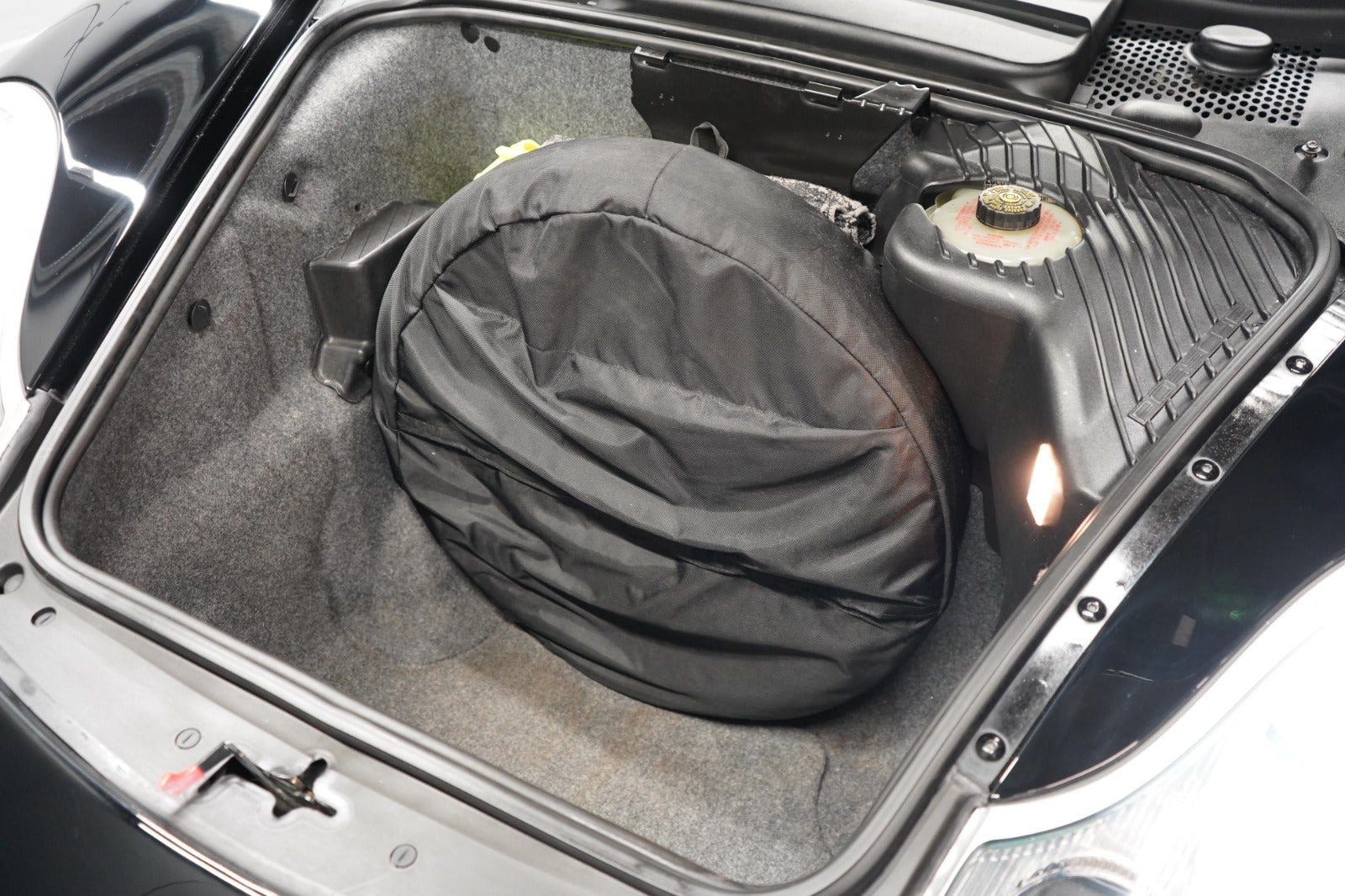 Sort Porsche 911 Carrera fra 2000