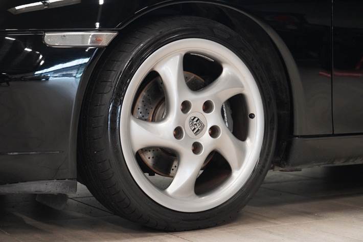Sort Porsche 911 Carrera fra 2000