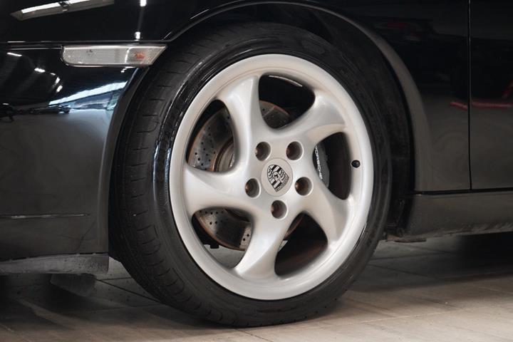 Sort Porsche 911 Carrera fra 2000