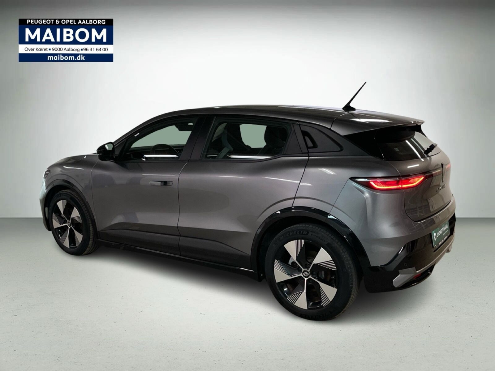 Grå Renault Megane E-Tech fra 2023