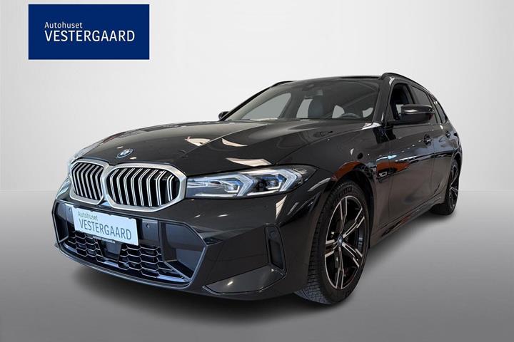 Sort BMW 330e fra 2023 set udefra
