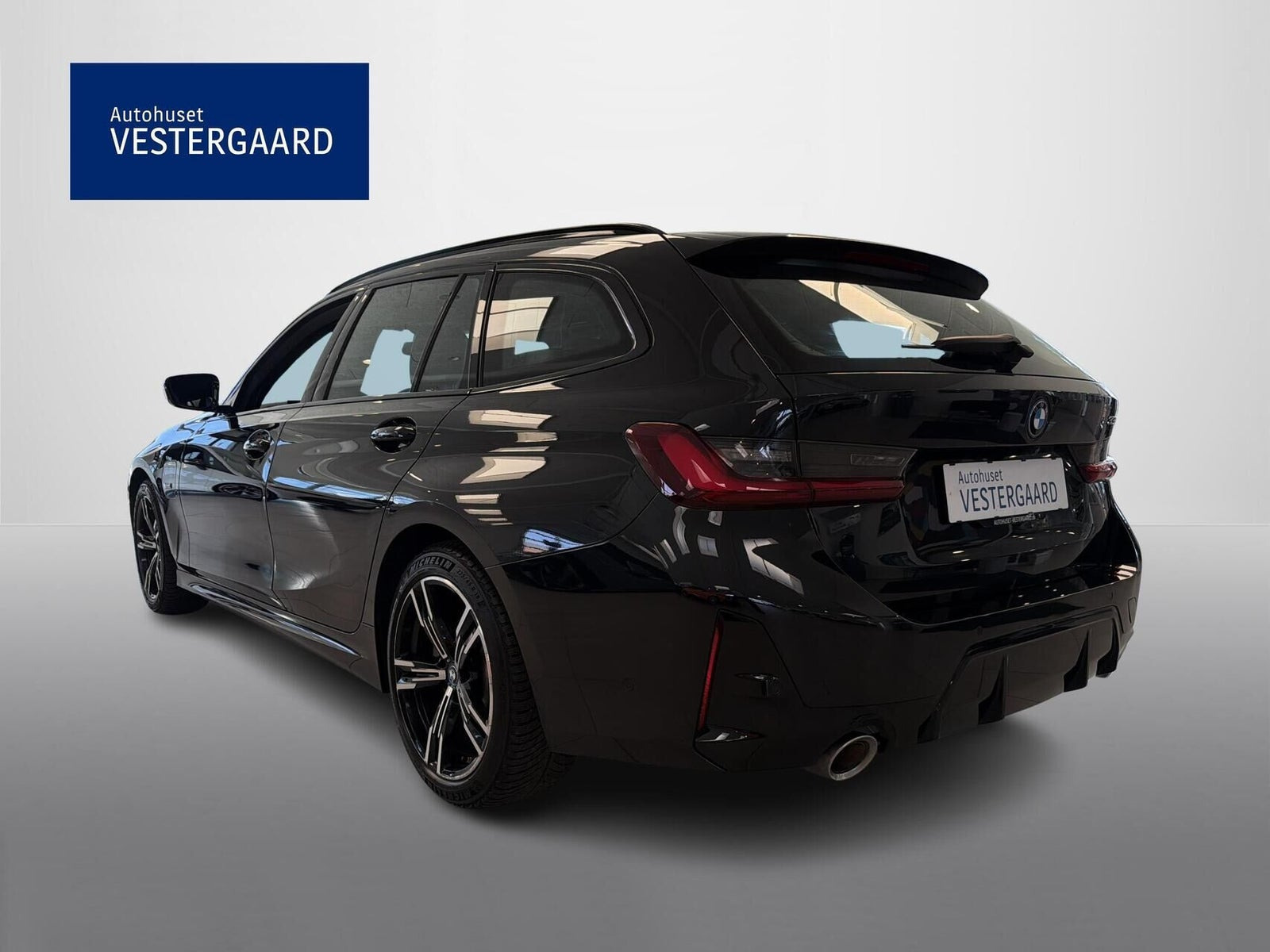 Sort BMW 330e fra 2023