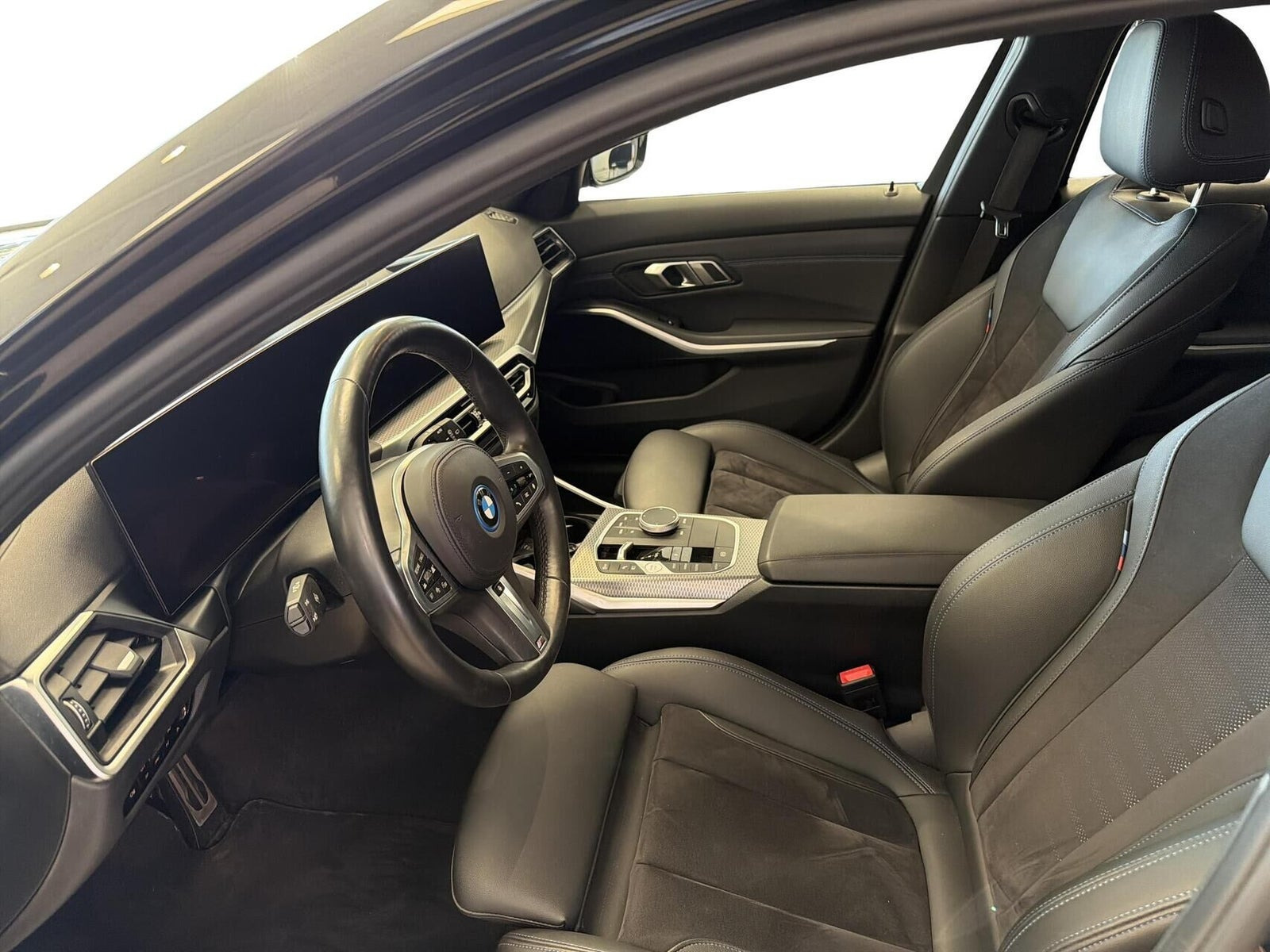 Sort BMW 330e fra 2023