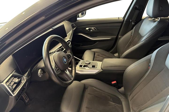 Sort BMW 330e fra 2023