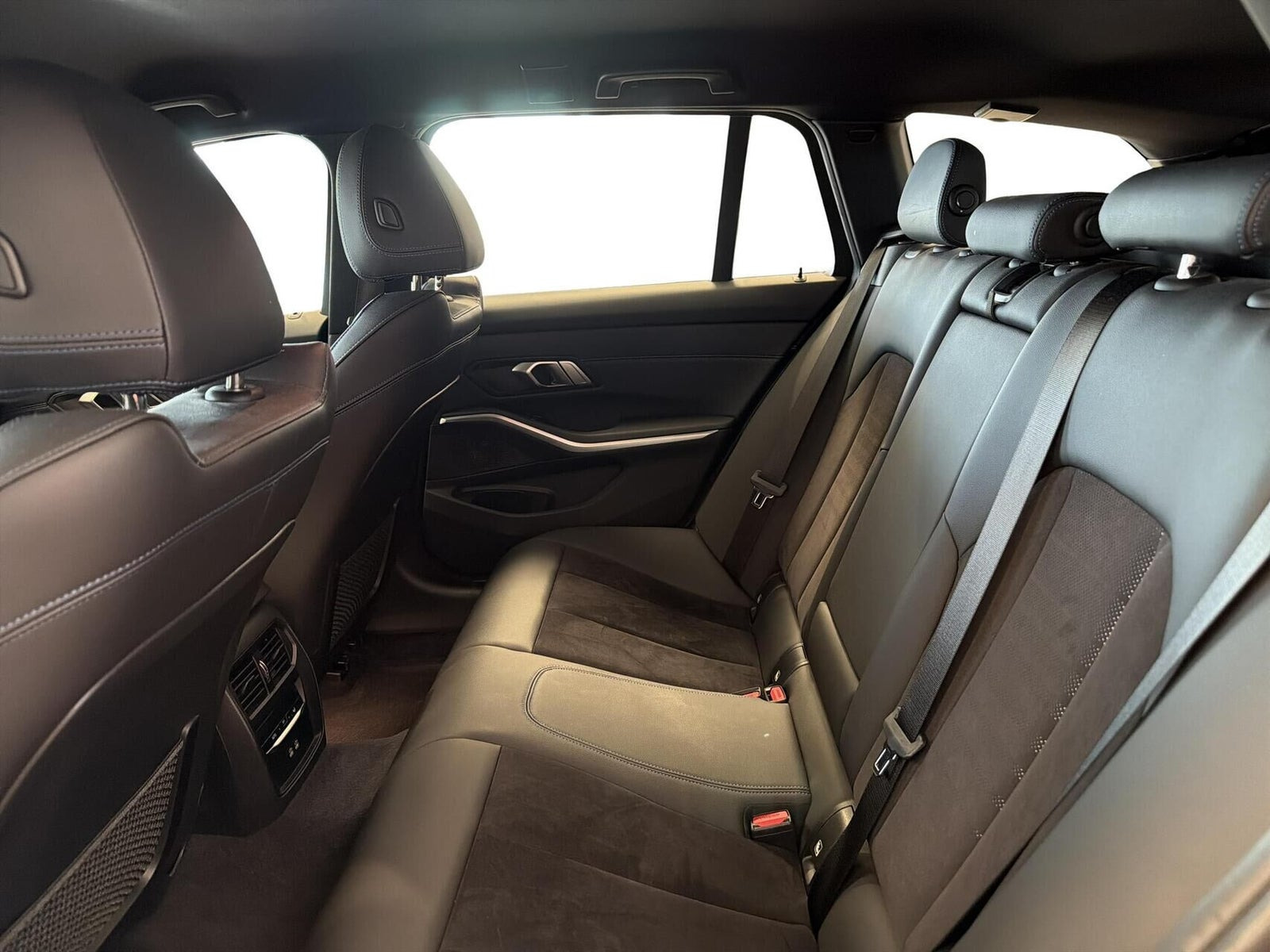 Sort BMW 330e fra 2023