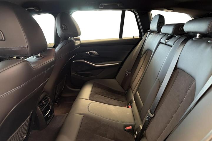 Sort BMW 330e fra 2023