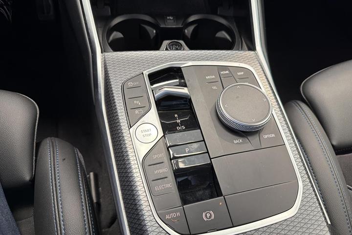 Sort BMW 330e fra 2023
