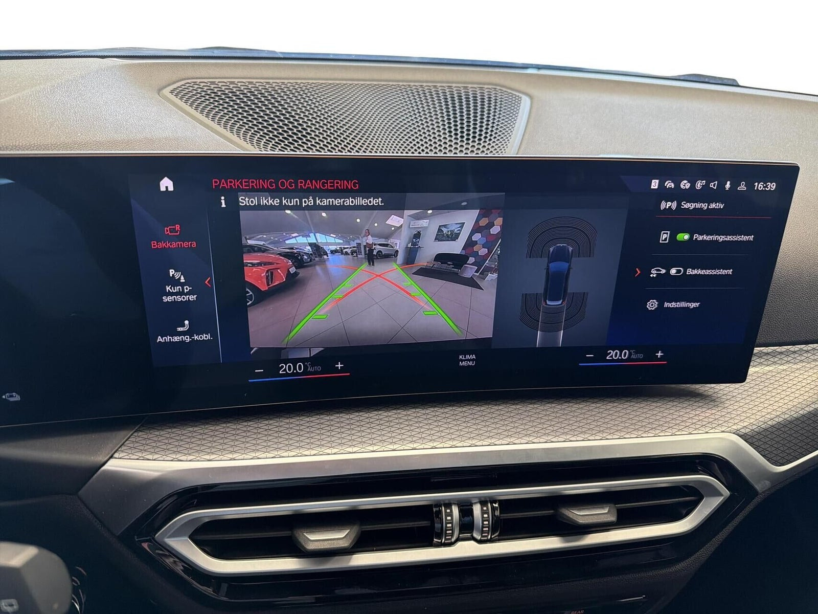 Sort BMW 330e fra 2023