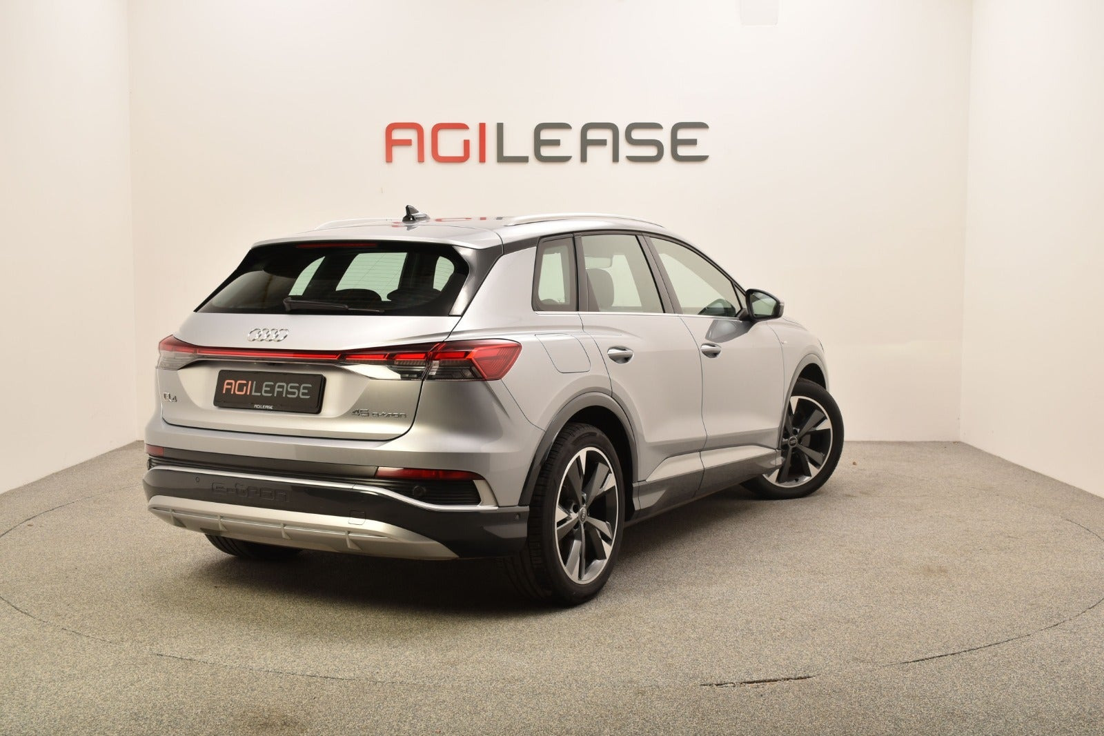 Sølv Audi Q4 e-tron fra 2024