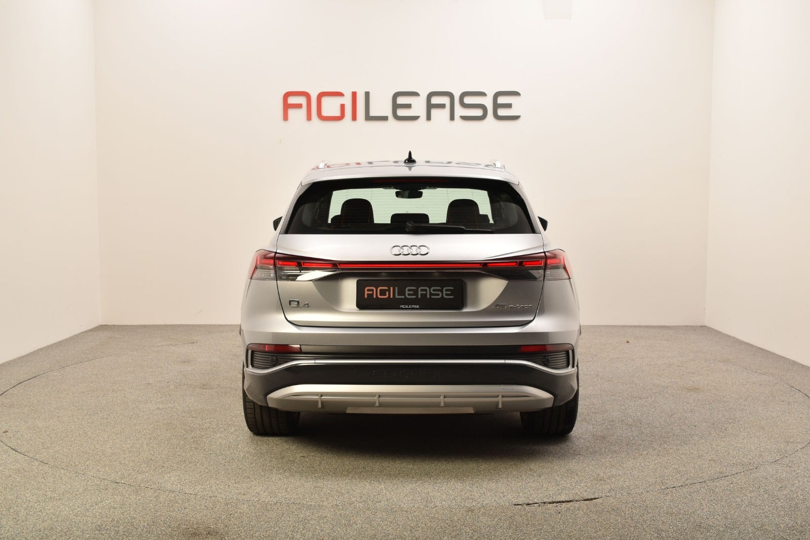 Sølv Audi Q4 e-tron fra 2024