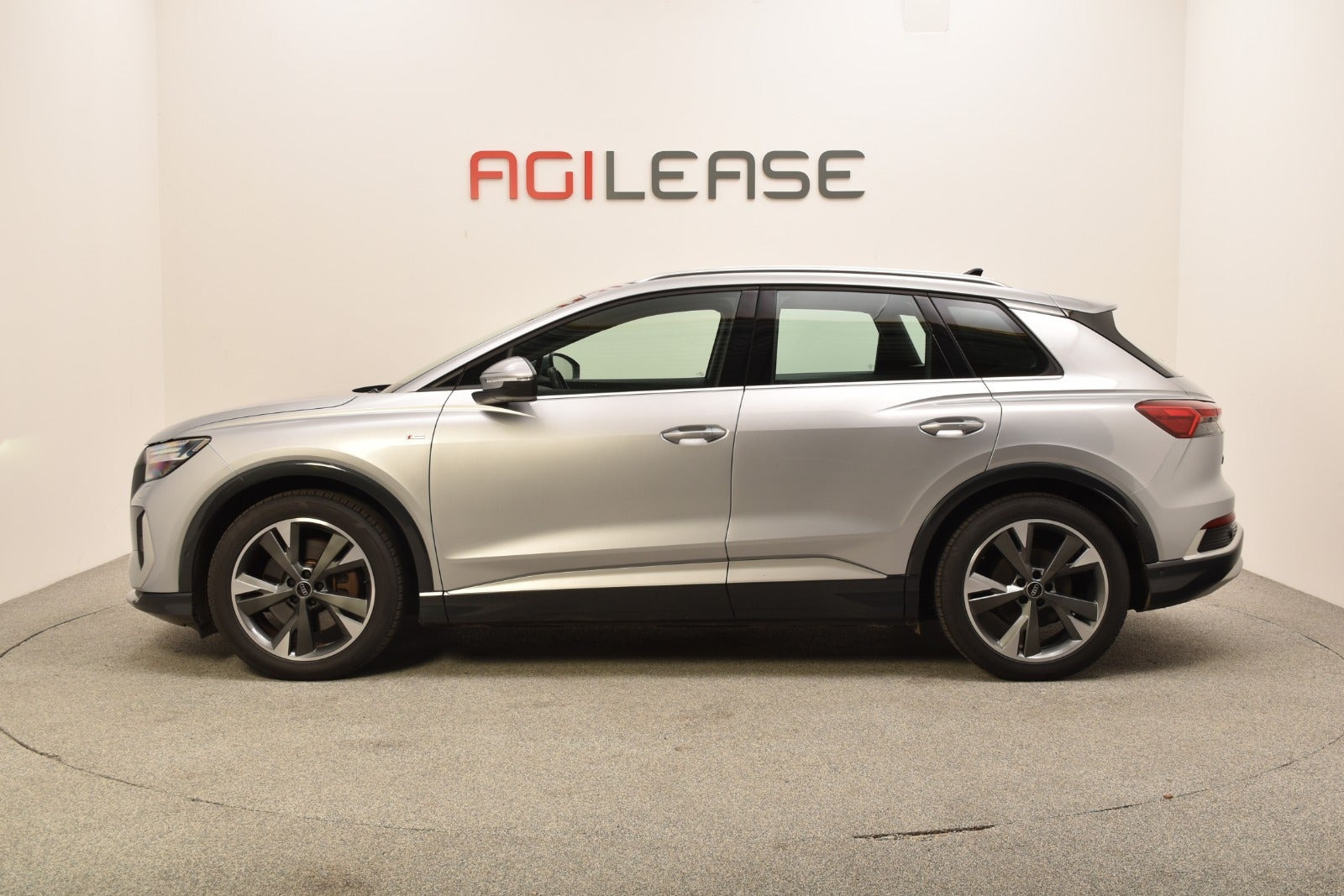 Sølv Audi Q4 e-tron fra 2024