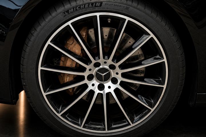 Sort Mercedes E350 d fra 2016