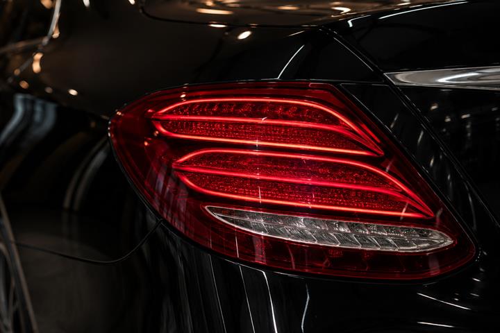 Sort Mercedes E350 d fra 2016