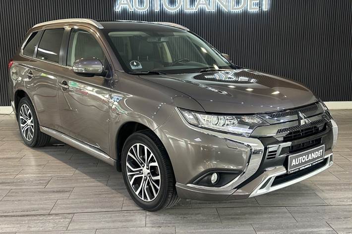 Beige Mitsubishi Outlander fra 2020