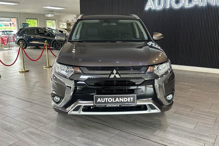 Beige Mitsubishi Outlander fra 2020