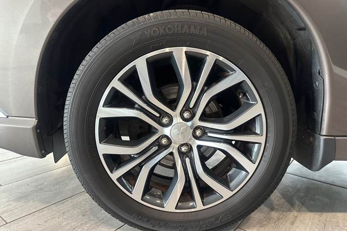 Beige Mitsubishi Outlander fra 2020