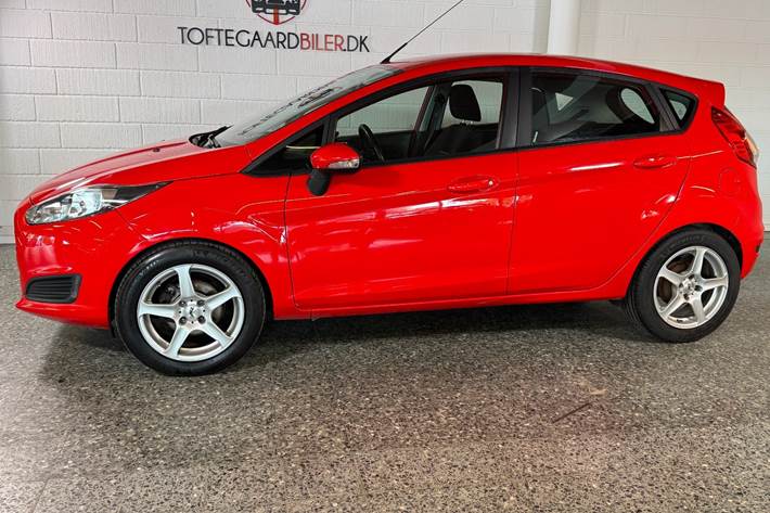 Rød Ford Fiesta fra 2015
