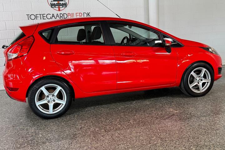 Rød Ford Fiesta fra 2015