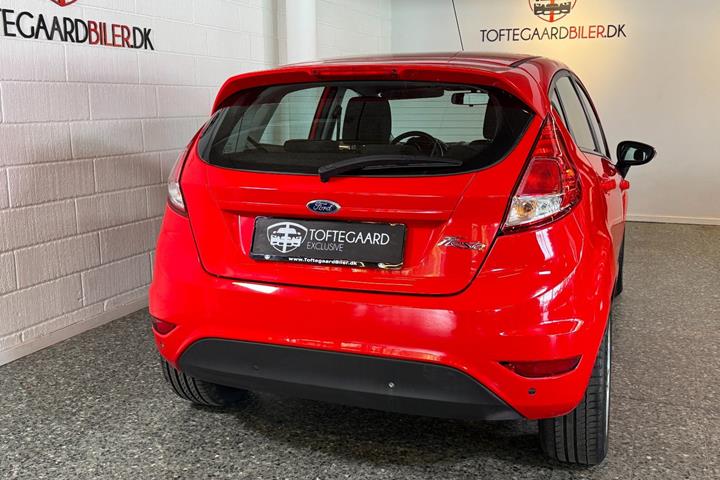 Rød Ford Fiesta fra 2015
