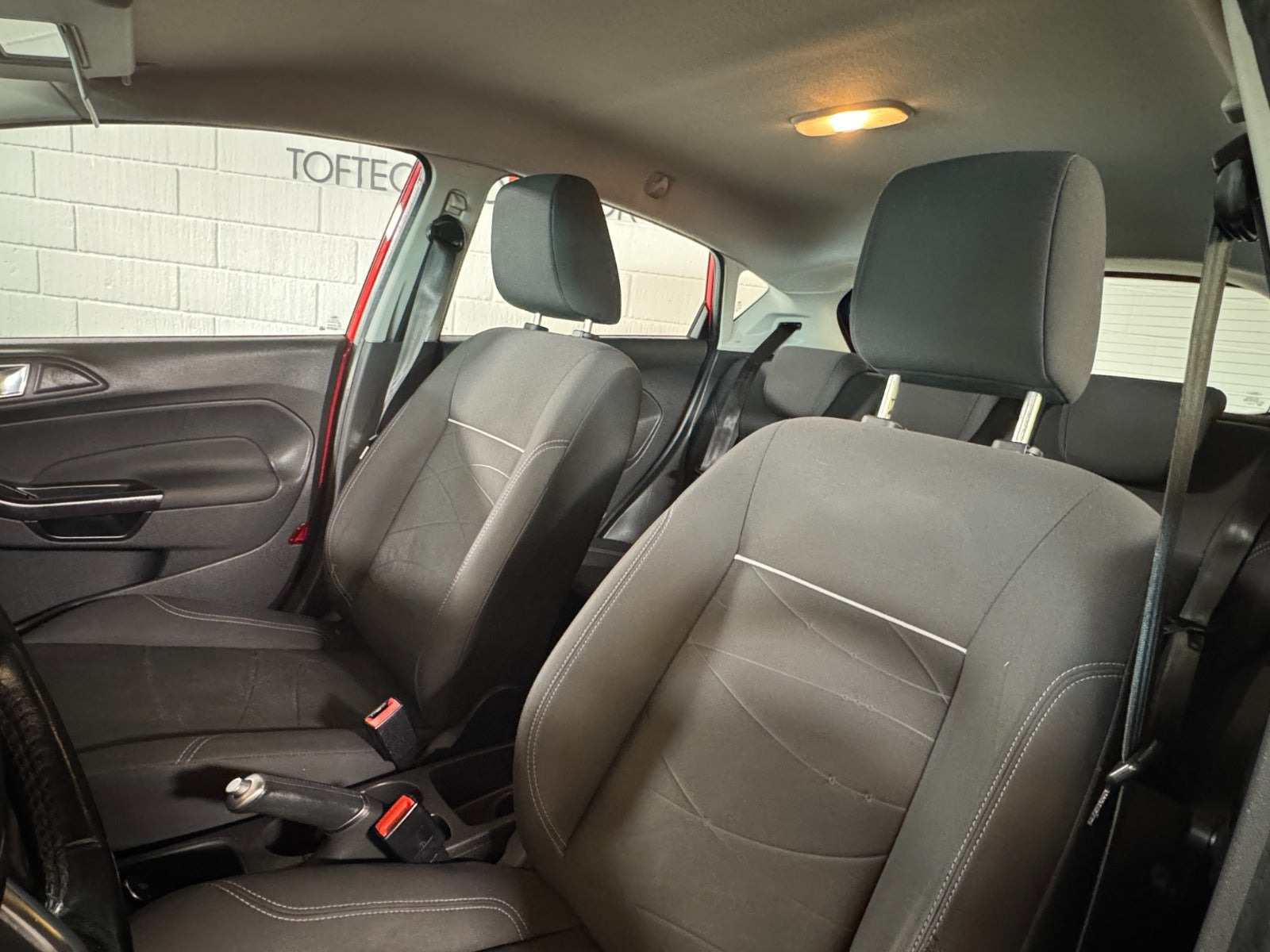 Rød Ford Fiesta fra 2015