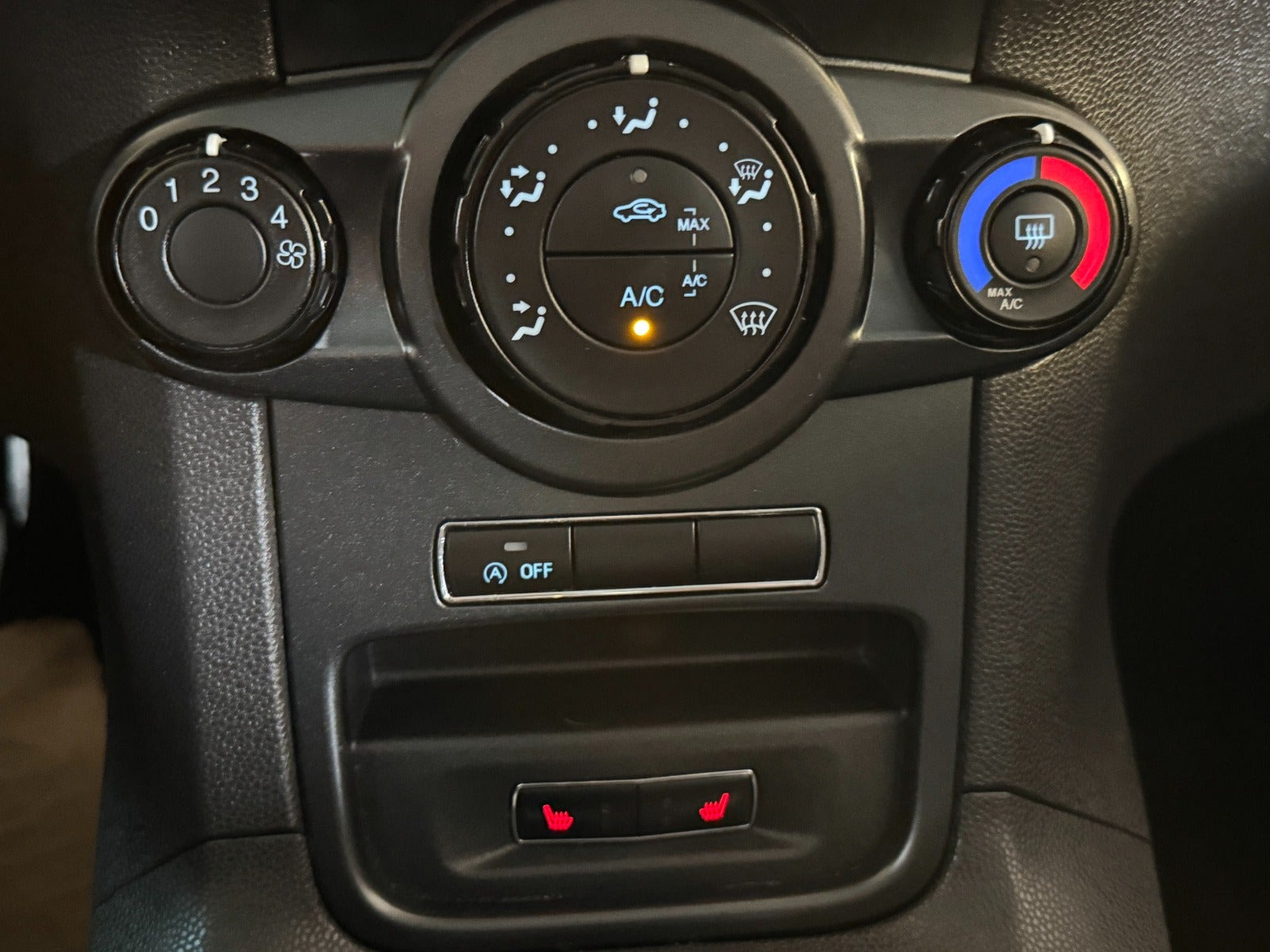 Rød Ford Fiesta fra 2015