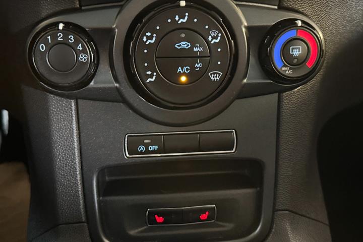 Rød Ford Fiesta fra 2015